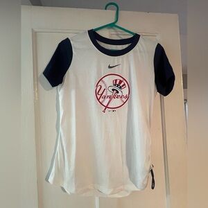 Nike Women’s Yankees White and Navy T-Shirt